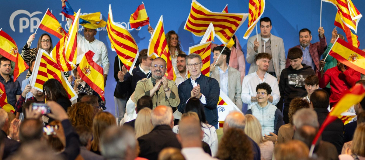 El presidente del PP en Cataluña y candidato del partido a las elecciones catalanas, Alejandro Fernández (i), y el presidente del Partido Popular, Alberto Núñez Feijóo