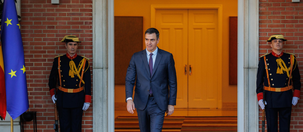El presidente del Gobierno, Pedro Sánchez, antes de recibir al primer ministro de la República de Albania, Edi Rama, en el Palacio de la Moncloa de Madrid, a 23 de enero de 2024, en Madrid (España). Rama es un político, pintor, escritor, exprofesor universitario, publicista y exjugador de baloncesto albanés. Ostenta el cargo de primer ministro del país desde 2013.
Alejandro Martínez Vélez / Europa Press
(Foto de ARCHIVO)
23/1/2024