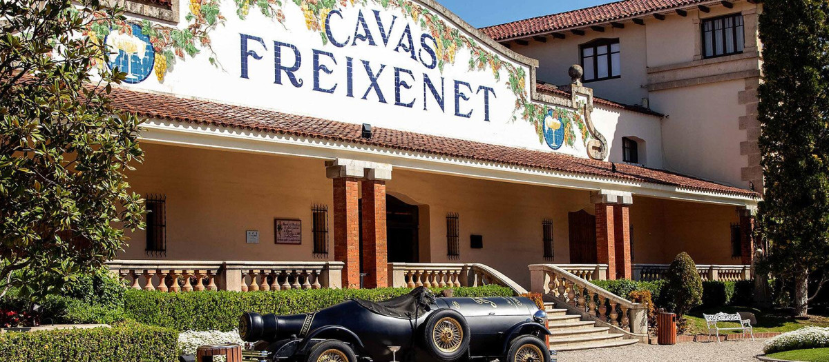 Letrero histórico de la bodega Freixenet.