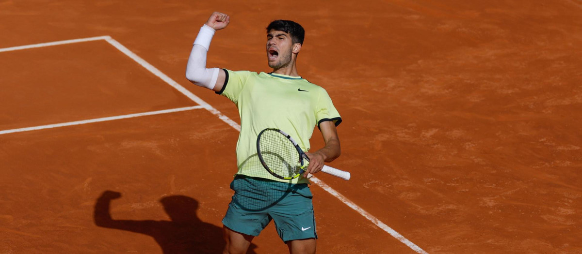 Carlos Alcaraz celebra un punto conseguido ante Jan-Lennard Struff, durante su partido de octavos de final del Mutua Madrid Open