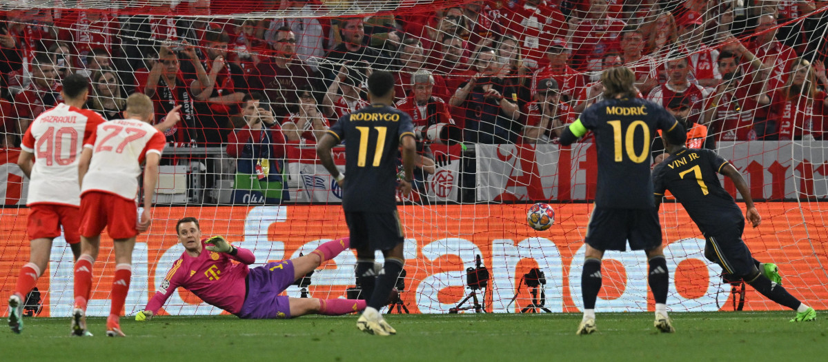 Los jugadores del Real Madrid celebran el gol del empate de Vinicius