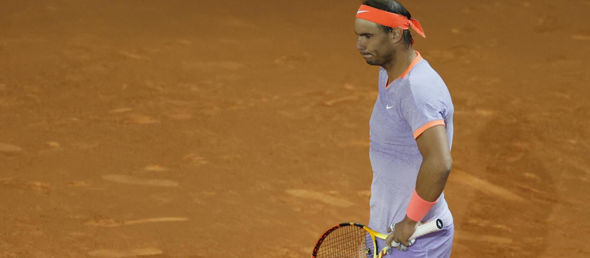 Nadal mira apesadumbrado tras un punto perdido