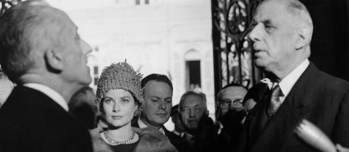 El oceanógrafo Jacques Yves Cousteau (izq.) con el presidente Charles De Gaulle (dcha.) y la princesa Grace de Mónaco en Mónaco, 24 de octubre de 1960