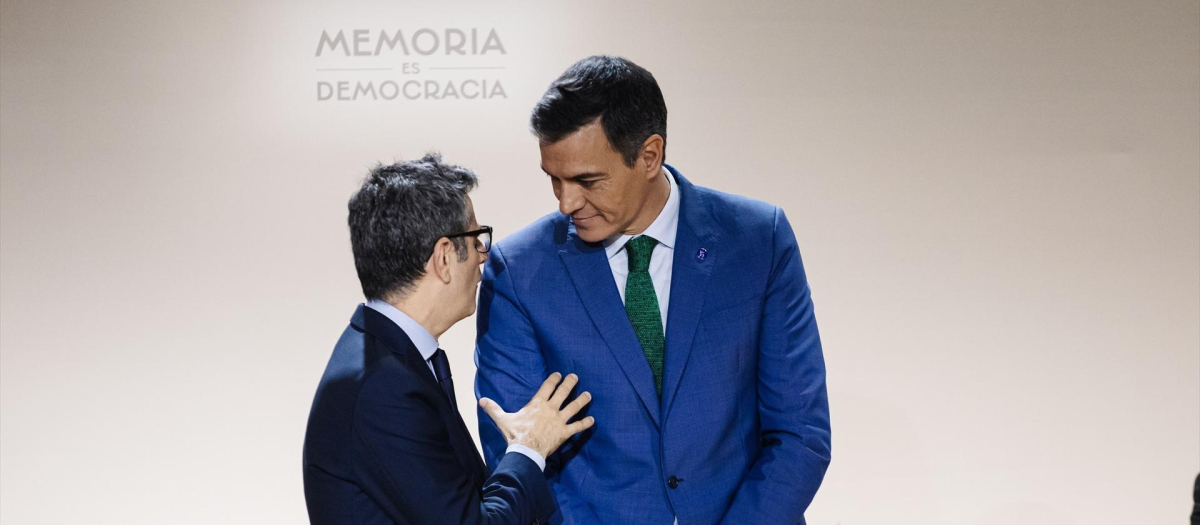 El ministro de la Presidencia, Relaciones con las Cortes y Memoria Democrática en funciones, Félix Bolaños (i), y el presidente del Gobierno en funciones, Pedro Sánchez (d), durante el acto con motivo de la celebración del 'Día de Recuerdo y Homenaje a todas las víctimas del golpe militar, la Guerra y la Dictadura', en el Auditorio Nacional de Música, a 30 de octubre de 2023, en Madrid (España). El Gobierno ha entregado hoy las 18 declaraciones de reparación y reconocimiento personal con motivo del Día de Recuerdo y Homenaje a todas las víctimas del golpe militar, la guerra y la dictadura. Si bien la Ley de Memoria Democrática estableció el 31 de octubre como el Día de Homenaje y Recuerdo a las víctimas del franquismo, en esta ocasión el acto se ha adelantado hoy al coincidir con la sesión conjunta de las Cortes Generales en la que la Princesa de Asturias jurará la Constitución.
30 OCTUBRE 2023;MADRID;GOBIERNO;HOMENAJE;VICTIMAS DE GUERRA Y DICTADURA
Carlos Luján / Europa Press
(Foto de ARCHIVO)
30/10/2023