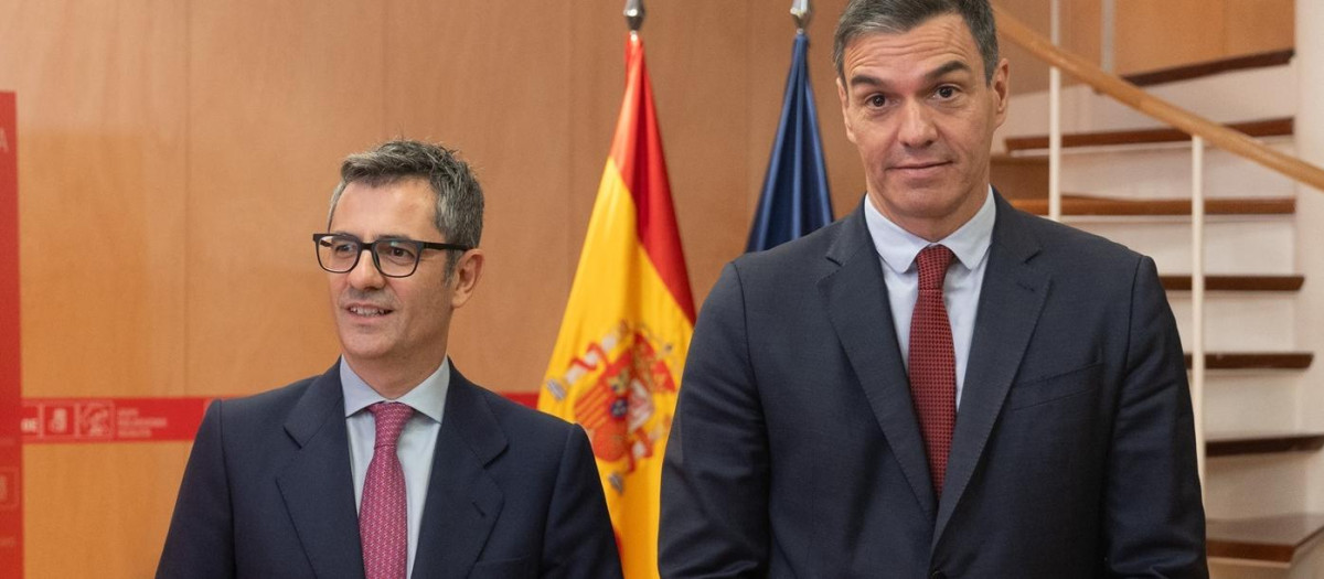 El ministro de la Presidencia, Félix Bolaños (i), y el presidente del Gobierno en funciones, Pedro Sánchez (d), durante su ronda de contactos, a 11 de octubre de 2023, en Madrid (España). El presidente del Gobierno en funciones y candidato del PSOE a la reelección, continúa hoy su ronda de contactos con los portavoces de UPN, Coalición Canaria y ERC, para tantear posibles apoyos a su investidura. Tras recibir el encargo del Rey la semana pasada, Sánchez inició una ronda de contactos en la que prevé reunirse con todos los grupos parlamentarios excepto Vox, además de sindicatos, patronal y asociaciones de varios sectores.
11 OCTUBRE 2023;SÁNCHEZ;INVESTIDURA;NEGOCIACIONES;REUNIONES;PARTIDOS;PSOE;
Eduardo Parra / Europa Press
(Foto de ARCHIVO)
11/10/2023