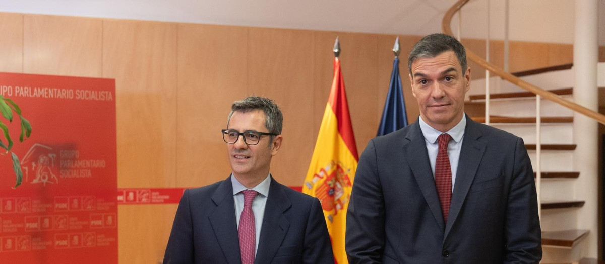 El ministro de la Presidencia, Félix Bolaños (i), y el presidente del Gobierno en funciones, Pedro Sánchez (d), durante su ronda de contactos, a 11 de octubre de 2023, en Madrid (España). El presidente del Gobierno en funciones y candidato del PSOE a la reelección, continúa hoy su ronda de contactos con los portavoces de UPN, Coalición Canaria y ERC, para tantear posibles apoyos a su investidura. Tras recibir el encargo del Rey la semana pasada, Sánchez inició una ronda de contactos en la que prevé reunirse con todos los grupos parlamentarios excepto Vox, además de sindicatos, patronal y asociaciones de varios sectores.
11 OCTUBRE 2023;SÁNCHEZ;INVESTIDURA;NEGOCIACIONES;REUNIONES;PARTIDOS;PSOE;
Eduardo Parra / Europa Press
(Foto de ARCHIVO)
11/10/2023