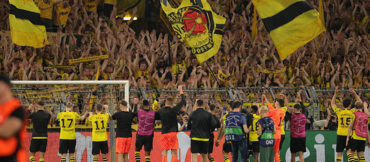 Los jugadores del Borussia Dortmund celebran la victoria ante el PSG en el partido de ida