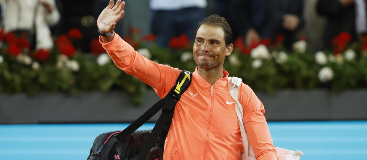 Rafa Nadal abandona la pista tras recibir un homenaje a la finalización del partido frente al checo Jiri Lehecka, correspondiente a los octavos de final del Muta Madrid Open, hoy martes en las instalaciones de la Caja Mágica, en Madrid. EFE/Chema Moya.