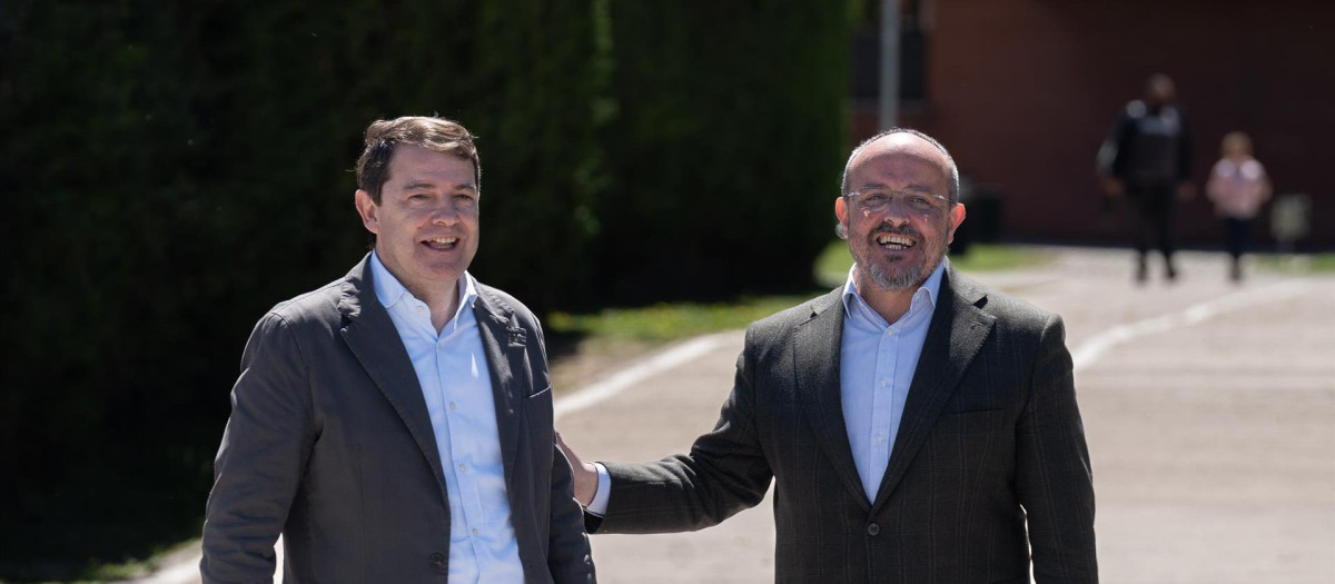 Mañueco con el candidato Alejandro Fernández, en Sant Joan Despí.