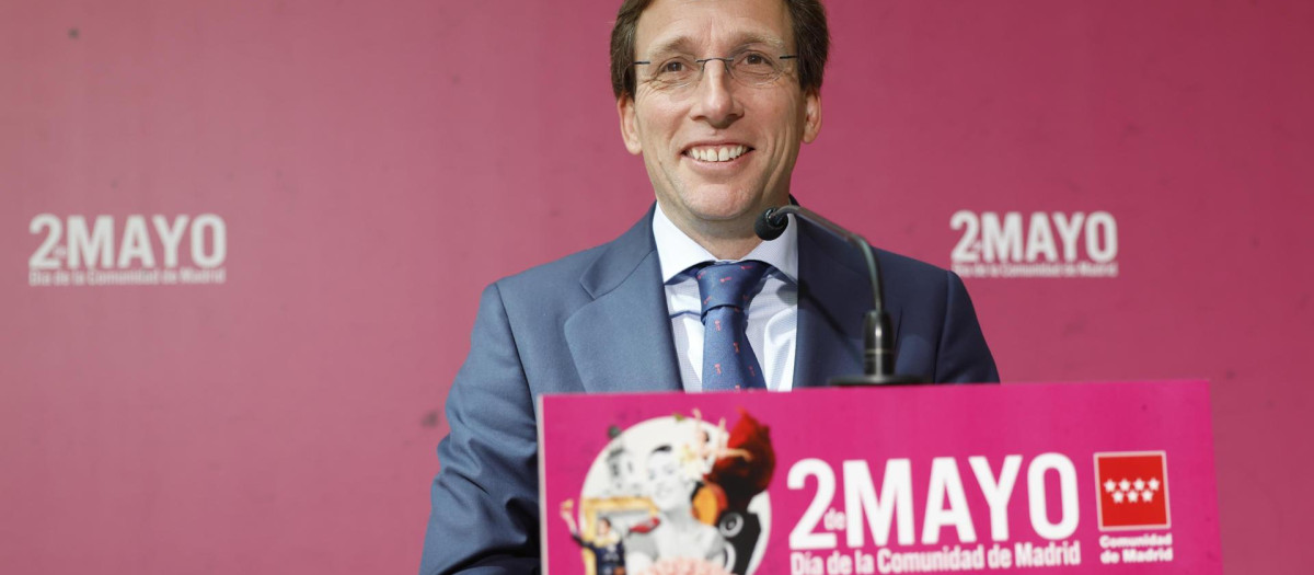 El alcalde de Madrid, José Luis Martínez Almeida en declaraciones a la prensa antes del acto institucional de imposición de las Grandes Cruces de la Orden del Dos de Mayo
