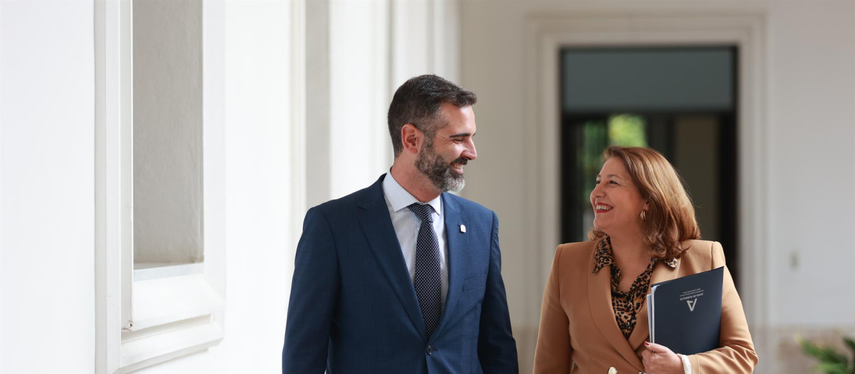 El consejero de Medio Ambiente, Ramón Fernández-Pacheco, junto a Carmen Crespo, en una imagen de archivo