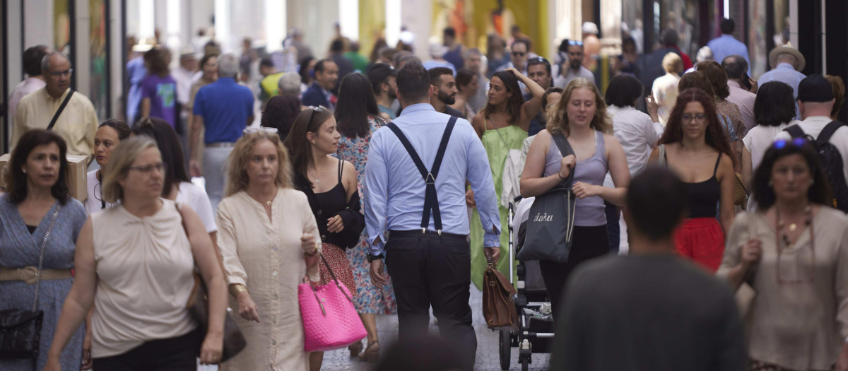 Gente paseando por el centro de Sevilla