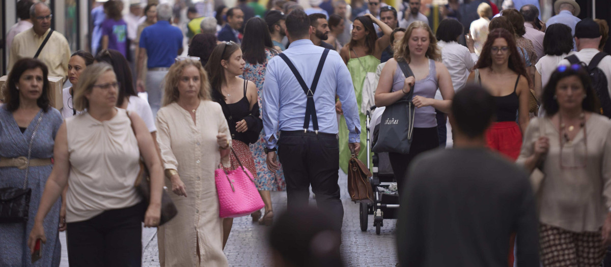 Gente paseando por el centro de Sevilla