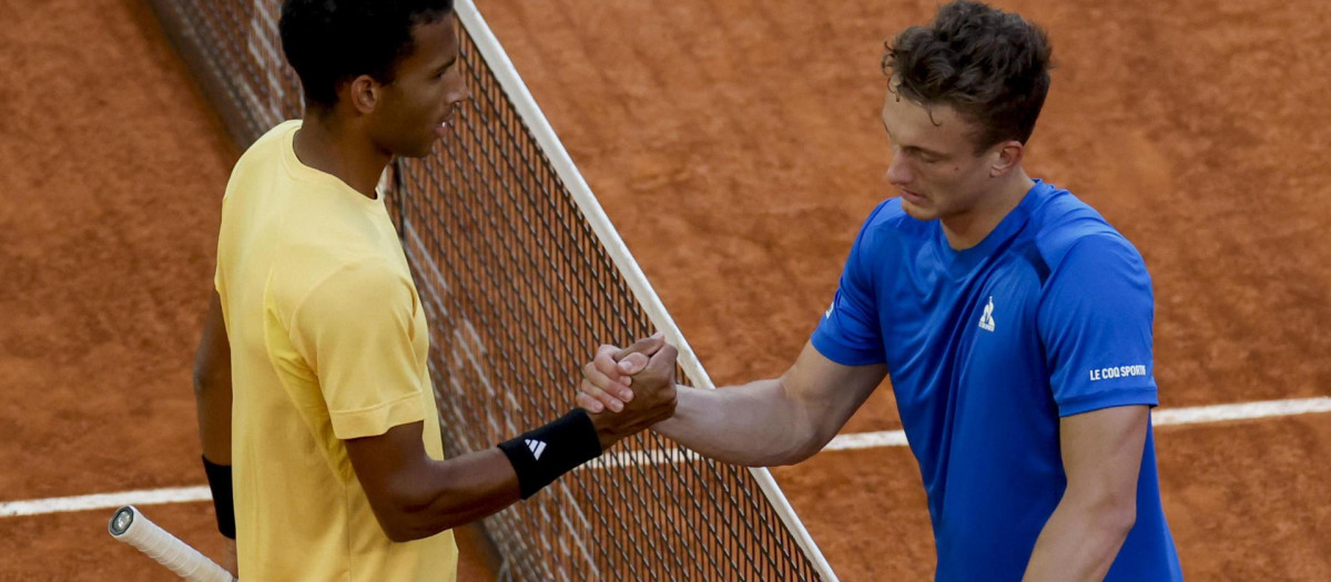 Jiri Lehecka saluda al canadiense Auger-Aliassime tras lesionarse en el partido de semifinales del Mutua Madrid Open