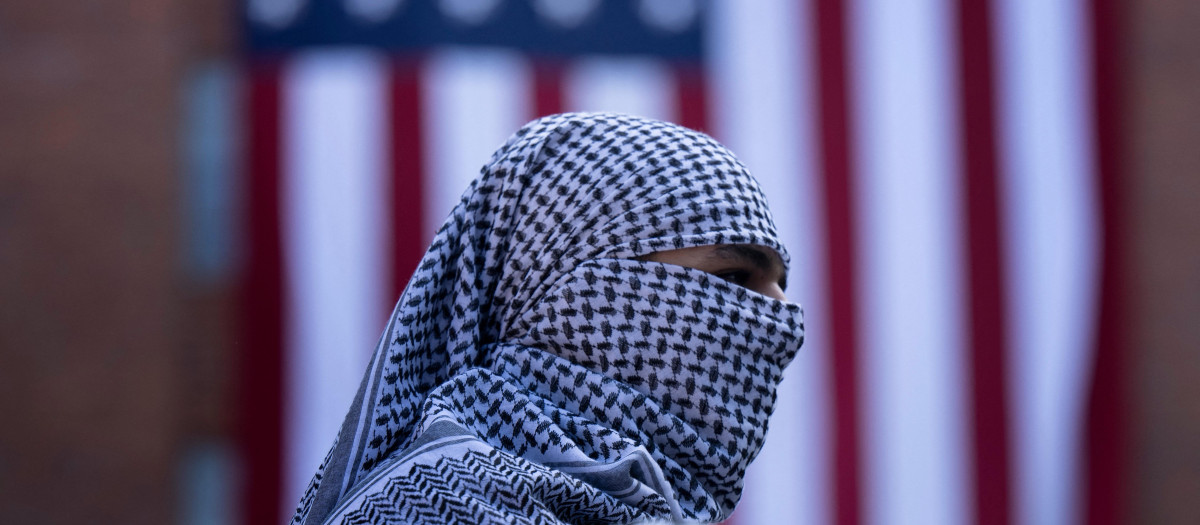 Un supuesto estudiante durante una manifestación propalestina en la George Washington University