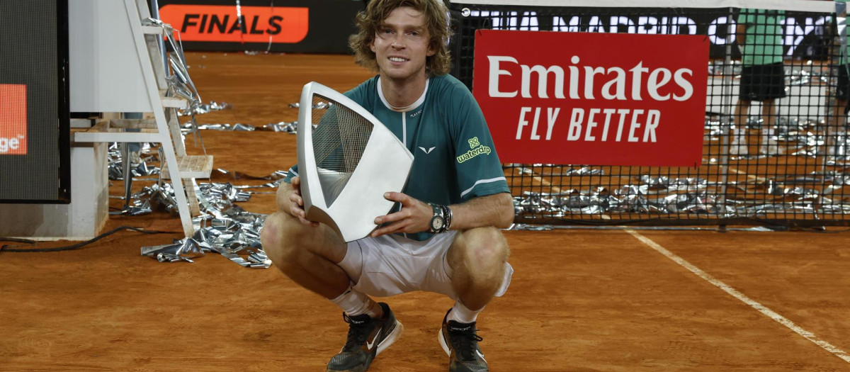 Andrei Rublev posa con el trofeo de vencedor en la final individual masculina del Mutua Madrid Open