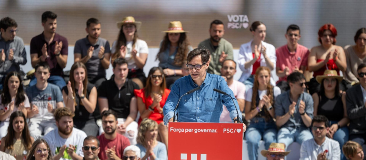 El líder del PSC y candidato a las elecciones catalanas, Salvador Illa, interviene durante un mitin del PSC