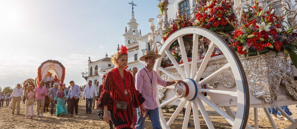 El momento cumbre de la celebración es el salto a la reja por parte de los almonteños
