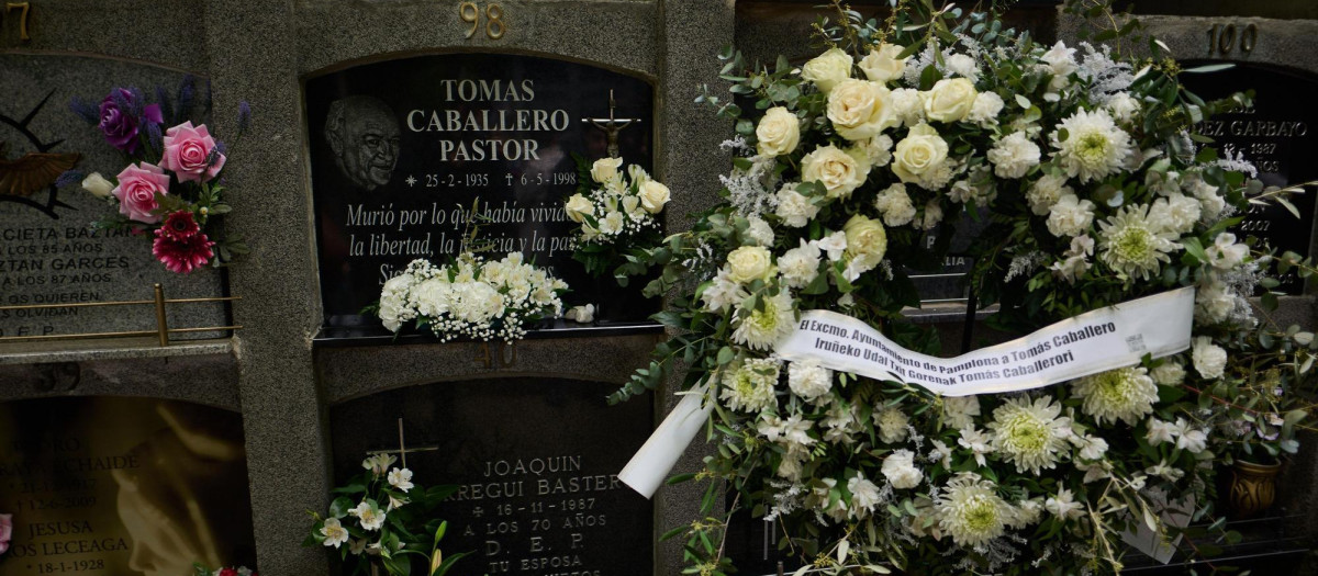 Lápida de la tumba del concejal de UPN, asesinado por ETA, Tomás Caballero