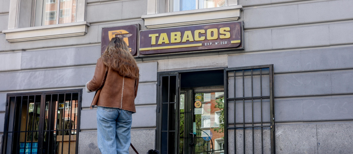 Una mujer frente a un estanco en Madrid