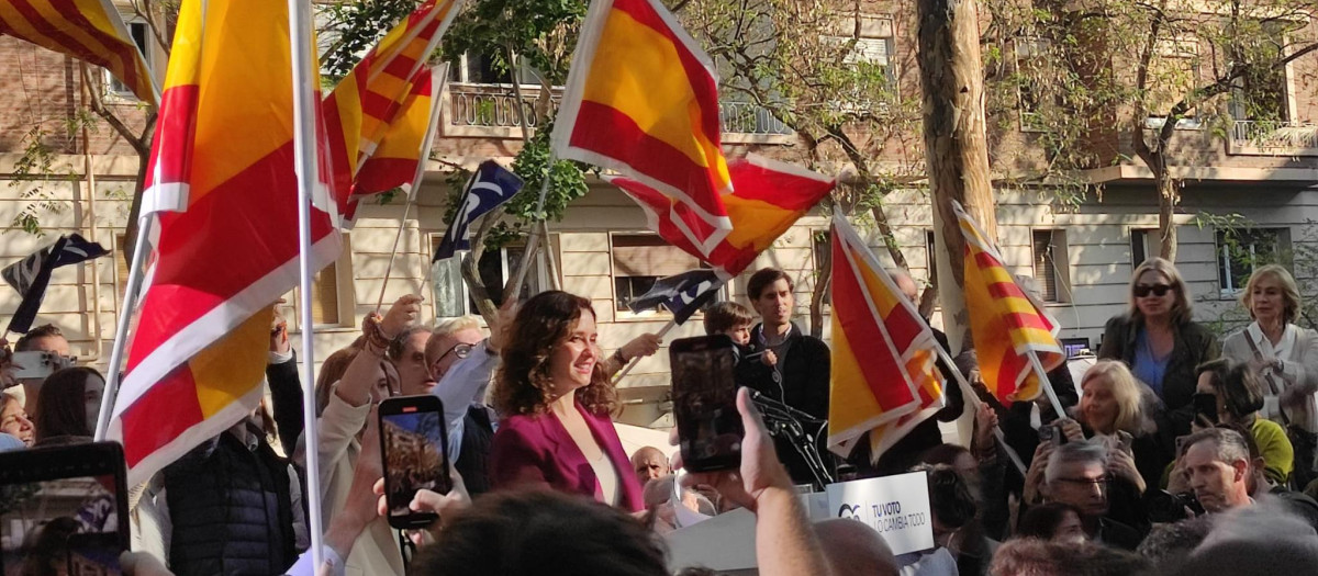 Isabel Díaz Ayuso, en la plaza Artós de Barcelona.