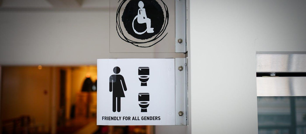 Entrada a un baño unisex