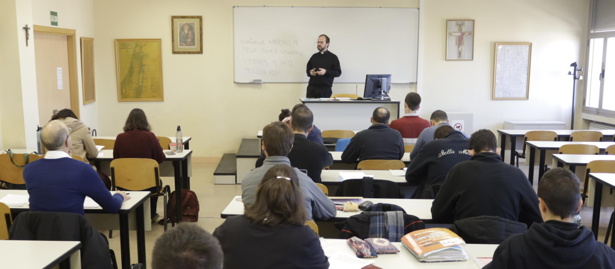 Jaime López Peñalba impartiendo clase de teología