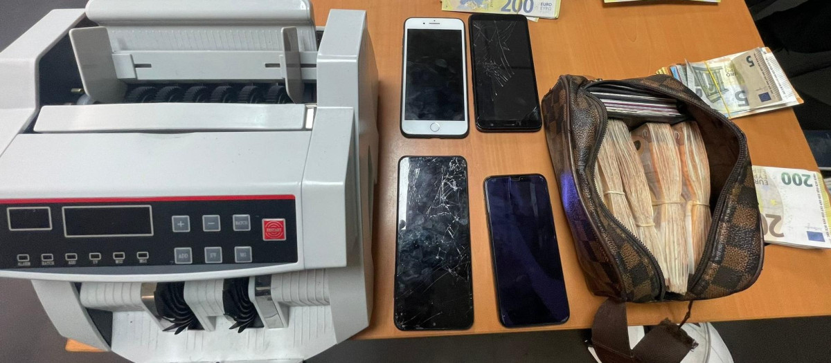 Dinero y material intervenido durante la operación policial