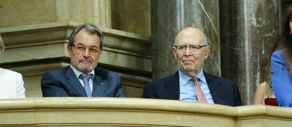(I-D) Los expresidentes del Parlament Carme Forcadell, Artur Mas, Joan Rigol y Laura Borràs, La vicepresidenta de Junts, alcaldesa en funciones de Vic y nueva presidenta del Parlament, Anna Erra, es apluadida tras ser investida de su cargo en una sesión plenaria en el Parlament, a 9 de junio de 2023, en Barcelona, Catalunya (España). La ejecutiva de Junts propuso el pasado 6 de junio que la vicepresidenta de la formación y alcaldesa en funciones de Vic (Barcelona), Anna Erra, sustituya a la presidenta del partido, Laura Borràs, en la presidencia del Parlament. Esta elección cuenta de entrada con los votos de su grupo y el de ERC. Durante el pleno, en una primera ronda, los diputados escribirán el nombre de un candidato en una papeleta y habrá segunda ronda si ninguno logra mayoría absoluta.
09 JUNIO 2023;PARLAMET;ANNA ERRA;PLENO;PRESIDENTA;ANNA ERRA
Alberto Paredes / Europa Press
(Foto de ARCHIVO)
09/6/2023