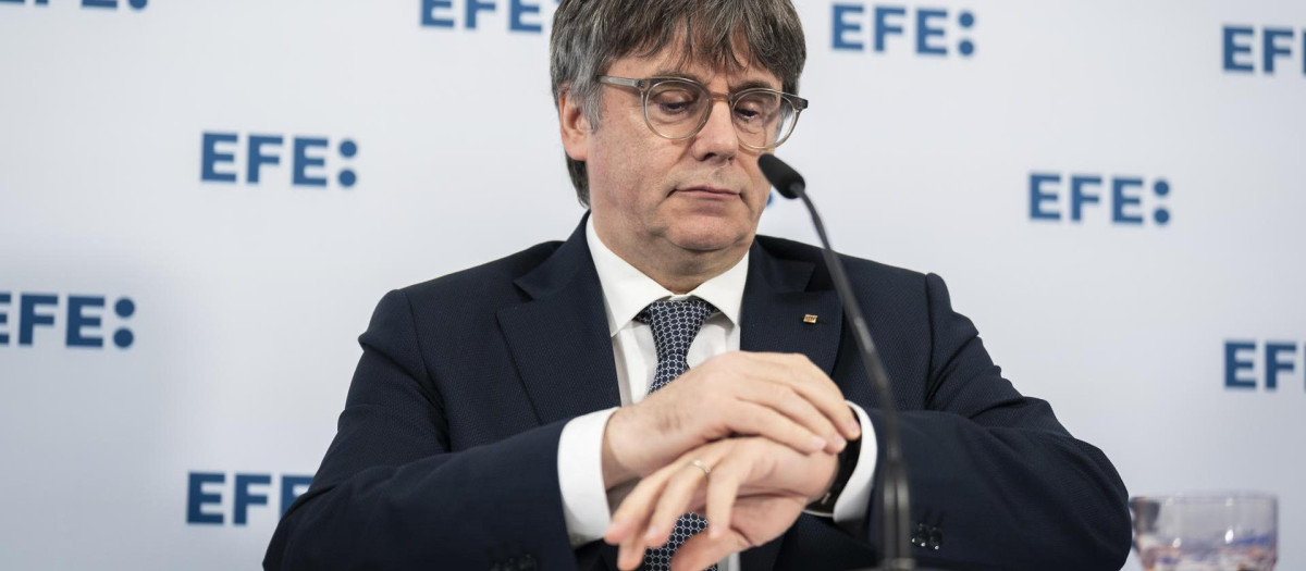 El expresidente de la Generalitat y cabeza de lista de JxCat, Carles Puigdemont, durante su participación este martes en el ciclo de ruedas de prensa organizado por la Agencia EFE con motivo de la campaña de las elecciones catalanas del 12 de mayo. EFE/David Borrat