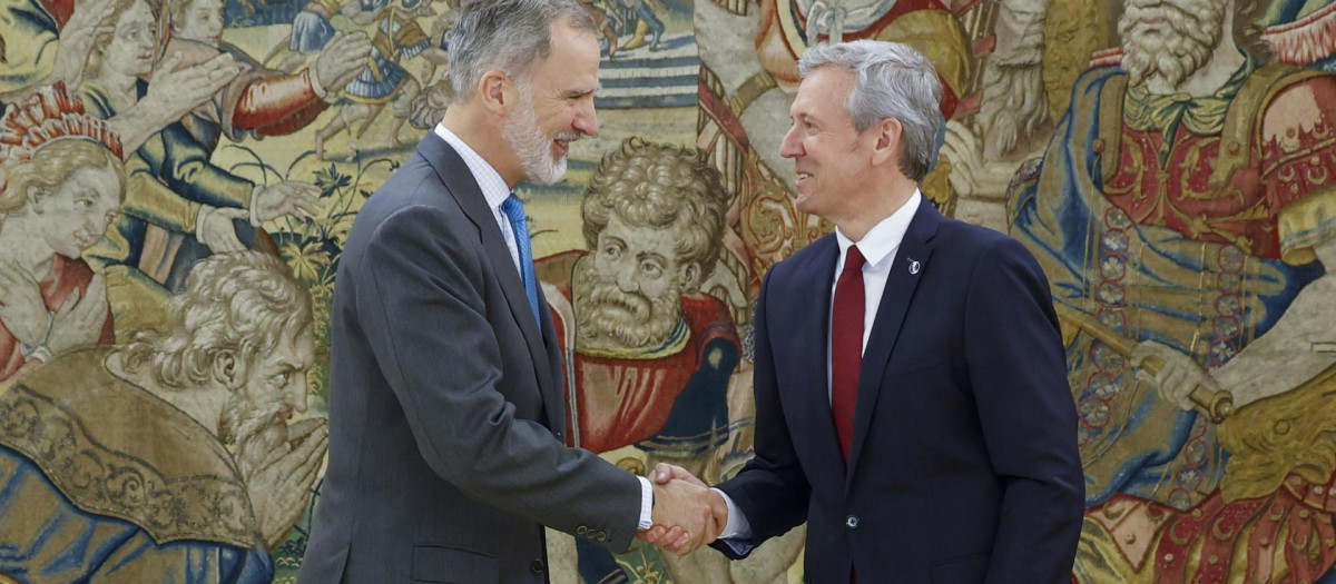 El Rey con el presidente de la Xunta de Galicia, Alfonso Rueda, este martes en La Zarzuela