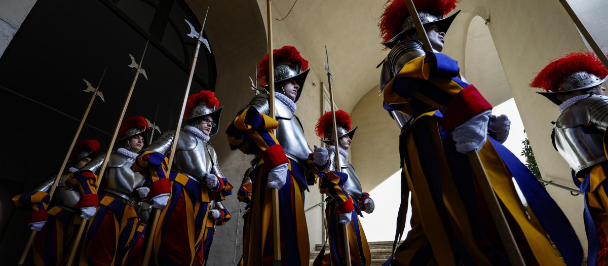 Miembros de la Guardia Suiza del Vaticano marchan antes de la ceremonia de juramento de los nuevos reclutas, este lunes en el Vaticano. El Papa Francisco recibió a los Guardias Suizo sen una audiencia antes de la tradicional ceremonia de juramento