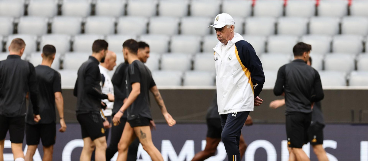 Ancelotti junto a la plantilla antes del partido en Múnich