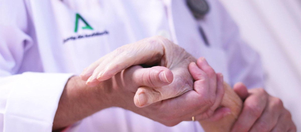 Doctor del Servicio Andaluz de Salud (SAS) junto a un paciente