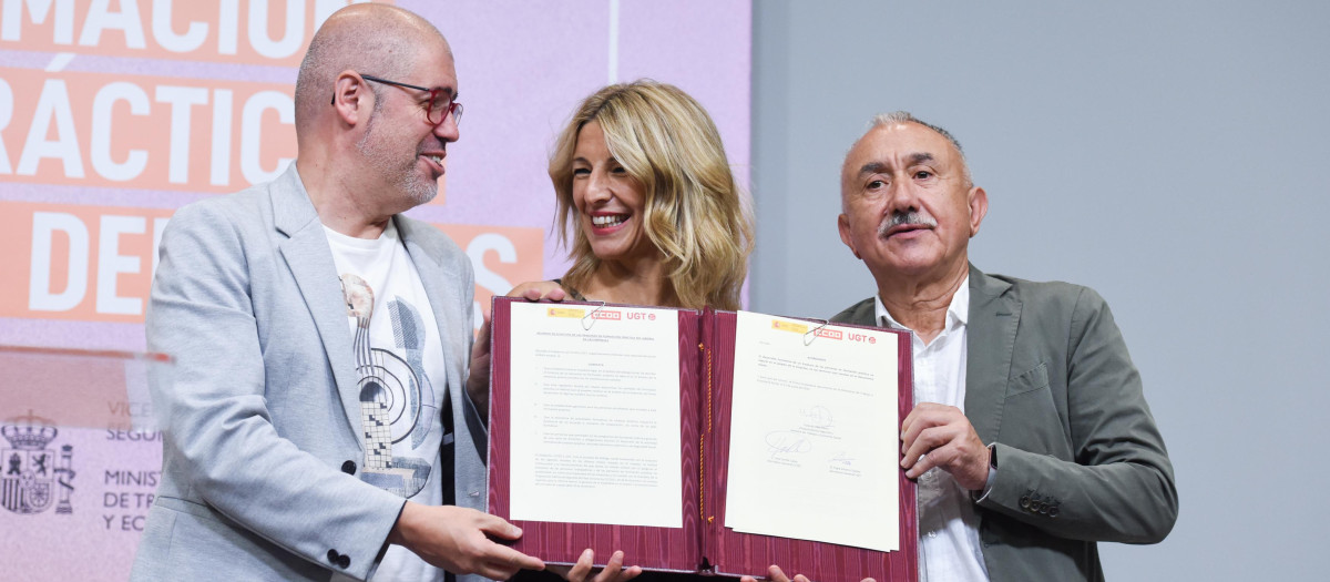 La ministra de Trabajo y Economía Social, Yolanda Díaz, firma con los secretarios generales de CCOO, Unai Sordo y de UGT, Pepe Álvarez