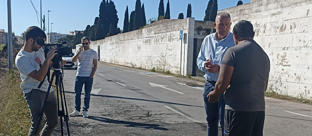 Vicente Sales visita asentamiento chabolas