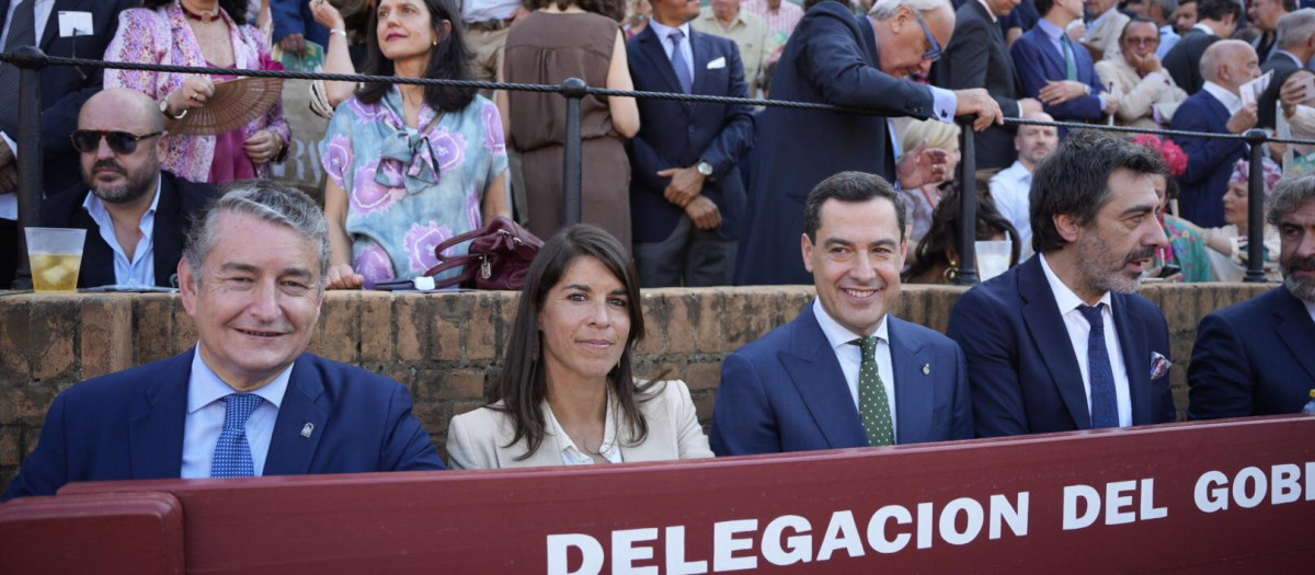 El presidente de la Junta de Andalucía, Juanma Moreno, junto a la rejoneadora Lea Vicens, en una tarde de toros en la Maestranza

(2d) el escritor, Juan del Val (d) la rejoneadora Lea Vicens (2i) y el consejero de la Presidencia, Interior, Diálogo Social y Simplificación Administrativa Antonio Sanz Cabello (i) esperan el comienzo de la tarde de toros, a 15 de abril de 2024, en Sevilla, Andalucía (España).  Juanma Moreno asiste a la Maestranza en compañía de Juan del Val para presenciar la corrida de hoy.
Joaquin Corchero / Europa Press
15/4/2024
