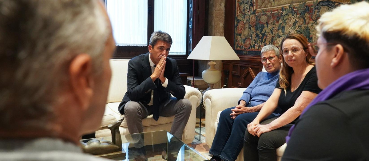 El presidente de la Generalitat Valenciana, Carlos Mazón, reunido con víctimas del incendio del tren de Bejís, este martes