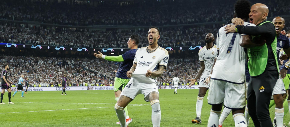 Joselu celebra uno de sus goles contra el Bayern