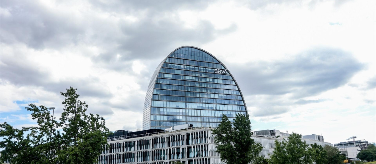 Fachada del edificio ‘La Vela’, en la ciudad del BBVA, Madrid.