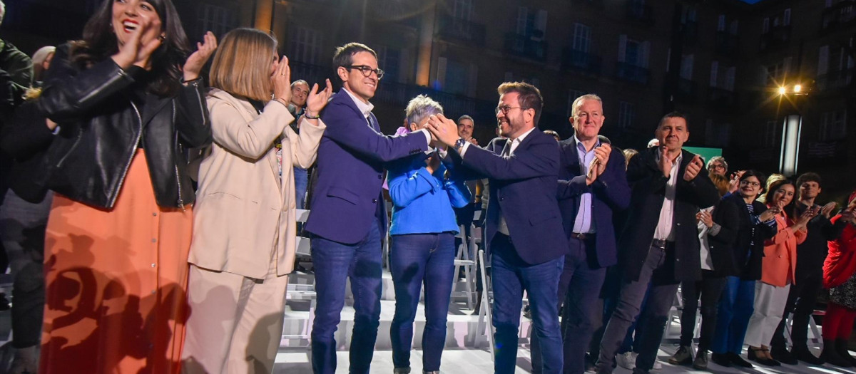 El candidato a lehendakari, Pello Otxandiano y el presidente de la Generalidad de Catalunya, Pere Aragonès, durante el cierre de campaña de Bildu