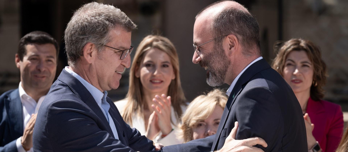 El presidente del PP, Alberto Núñez Feijóo, saluda al presidente del Partido Popular Europeo, Manfred Weber.
