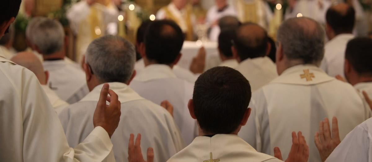 Sacerdotes celebrando la fiesta de san Juan de Ávila en el Seminario Conciliar San Ildefonso de Toledo, conmemorando sus bodas de plata y oro