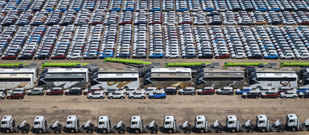 Vehículos chinos para exportación en el puerto de Yantai