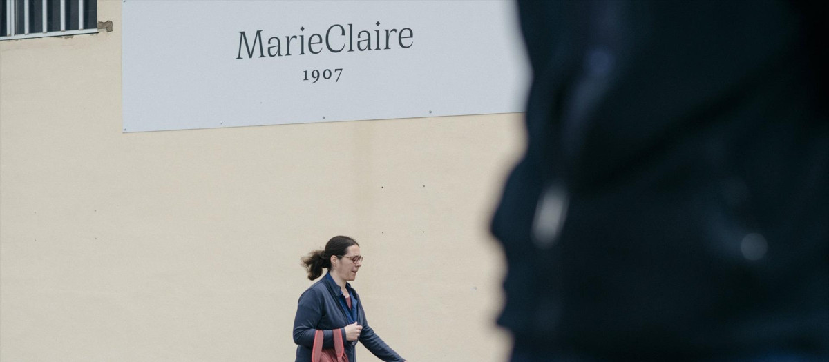 Una mujer camina delante de la fábrica Marie Claire Vilafranca, en Villafranca del Cid, Castellón