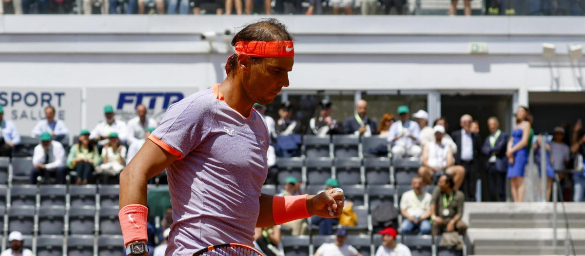 Nadal celebra un punto en la pista de Roma