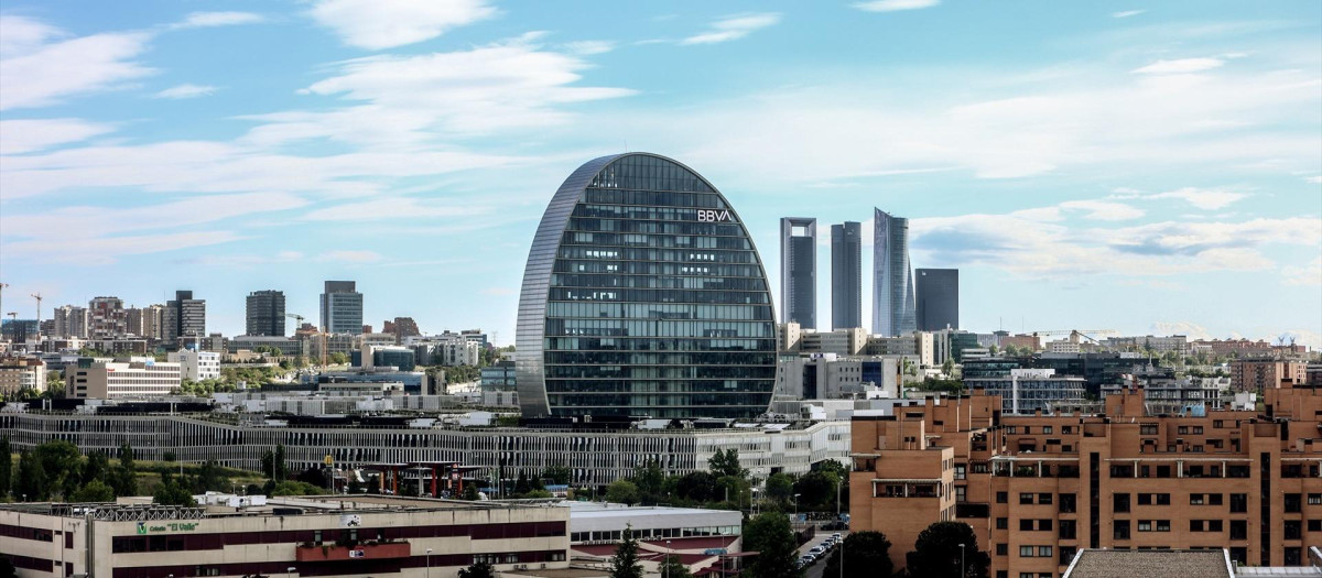 Fachada del edificio ‘La Vela’, en la ciudad del BBVA, Madrid.