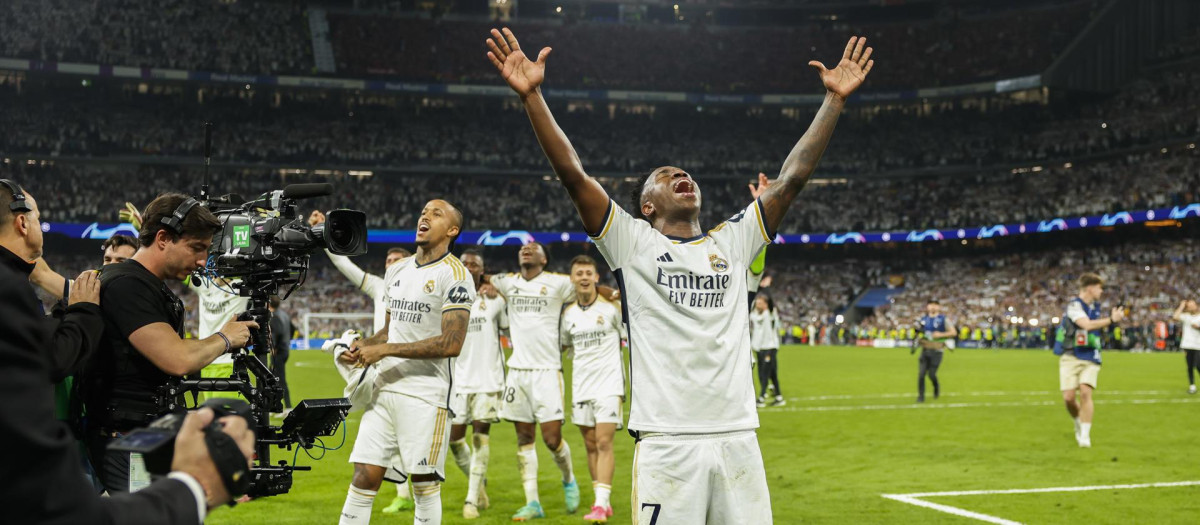 Vinicius levanta los brazos al cielo al finalizar el partido