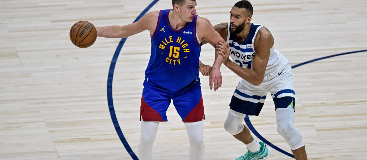 Jokic, ante el francés Gobert, en un partido de estos playoffs
