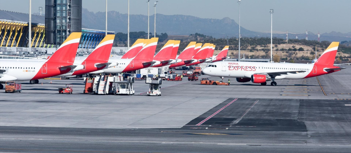 Aviones aparcados en las pistas del aeropuerto de Barajas.